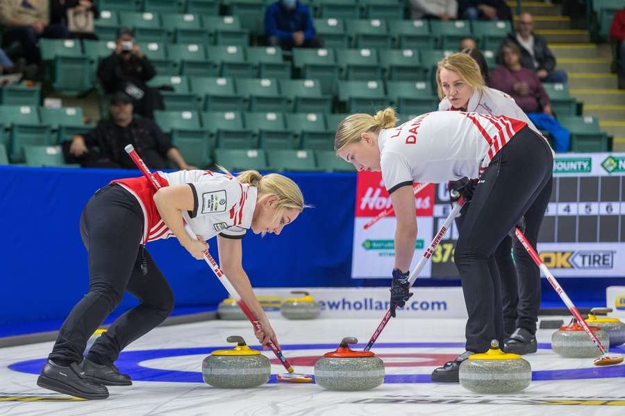 Det bliver som minimum til sølv ved årets EM for de danske curlingkvinder. Torsdag aften bookede de en billet til finalen ved at knuse Skotland.