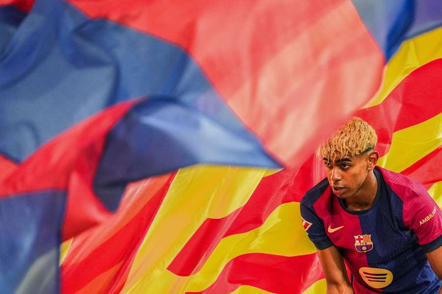 Jamal a jeho spoluhráči by měli brzy opět hrát na Camp Nou. Jamal a jeho spoluhráči by měli brzy opět hrát na Camp Nou.