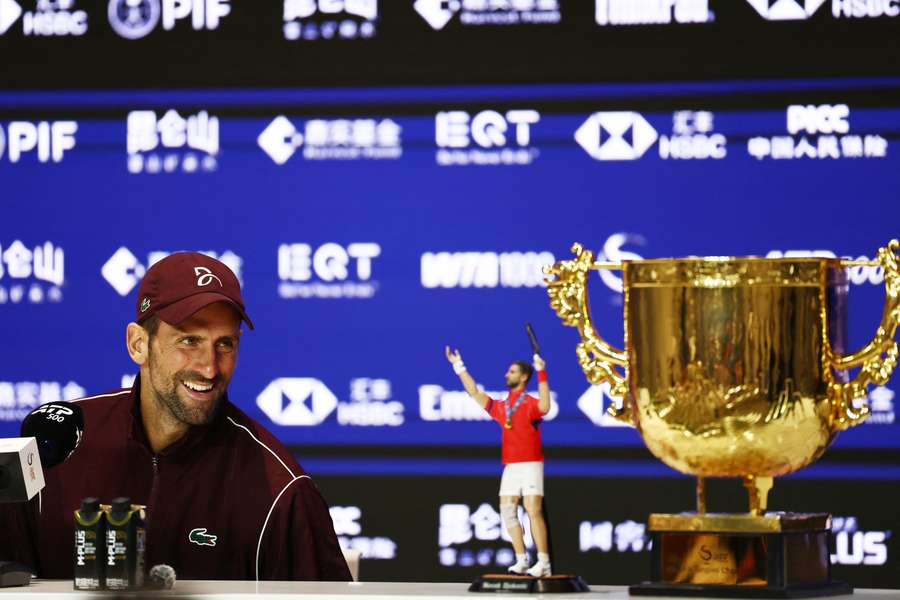 Djokovič so svojou najnovšou trofejou. Djokovič so svojou najnovšou trofejou.