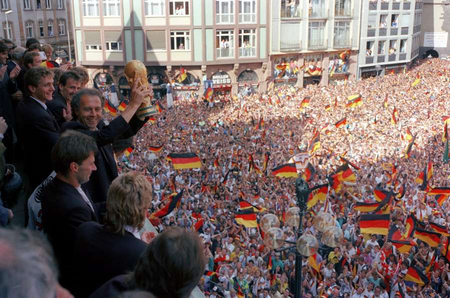 Bucurie în Germania, după ce naționala condusă de Franz Beckenbauer a cucerit titlul mondial în 1990