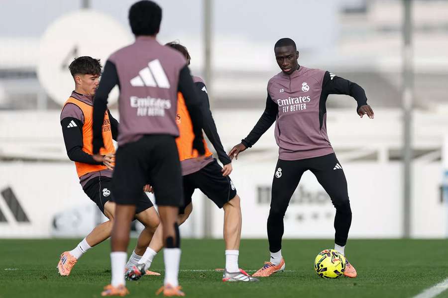 Ferland Mendy entrena con el grupo