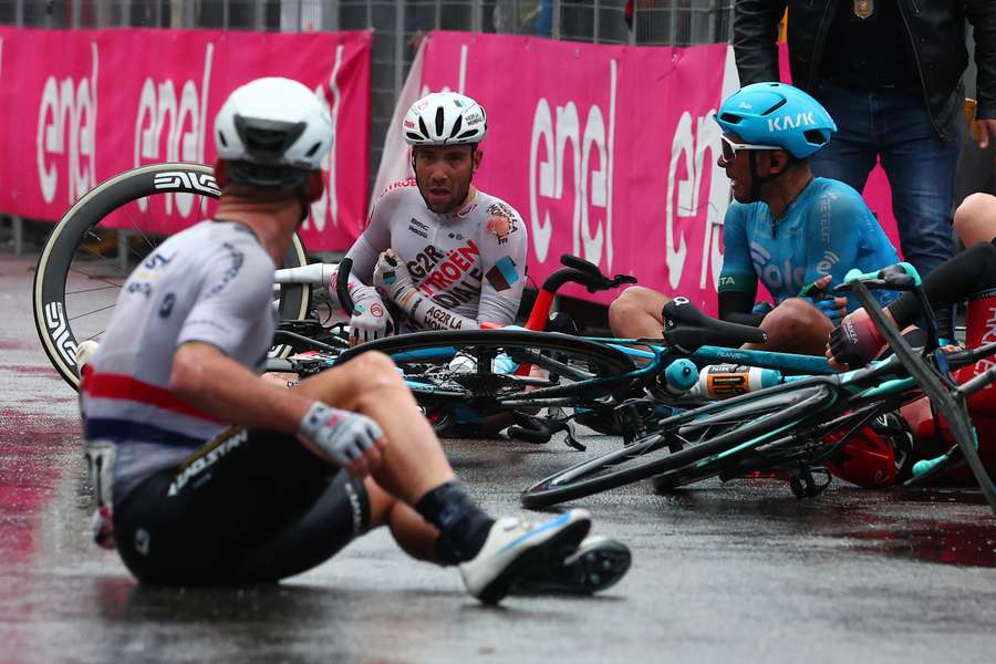 Styrt, som her i årets Giro d'Italia, er en del af cykling, men fremadrettet kan rytterne måske få gule og røde kort, hvis de kører for risikabelt. 