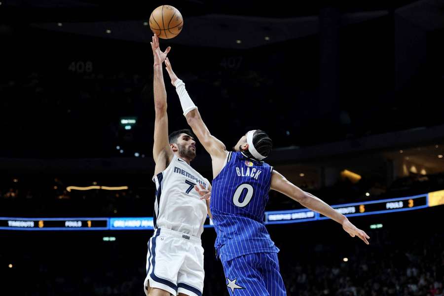 Aldama logra sacar un tiro a pesar de la oposición de Black