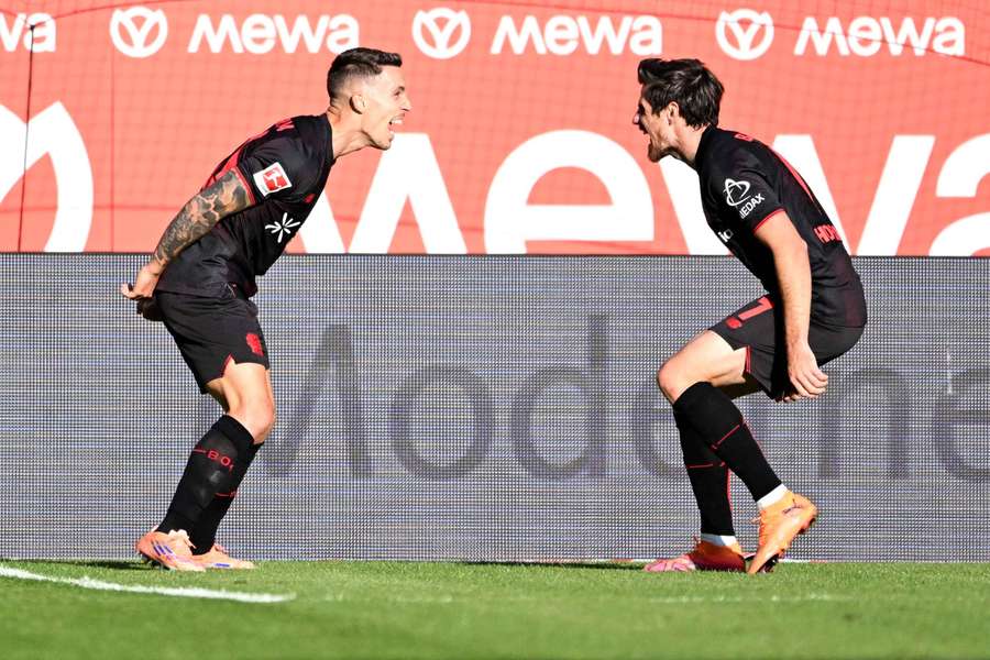 Alejandro Grimaldo s Jonas Hofmann slaví gól v zápase s Mohučí.