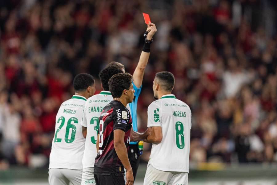 Lance com duas bolas resultou em expulsão de Andreas Pereira