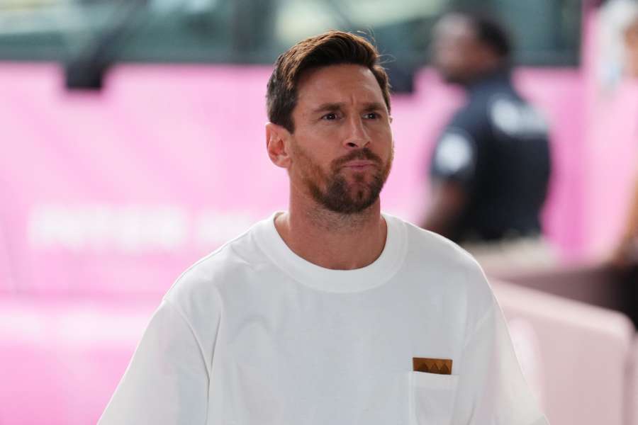 Lionel Messi walks out the bus in regular clothes prior to Miami's game against Tigres (2025)