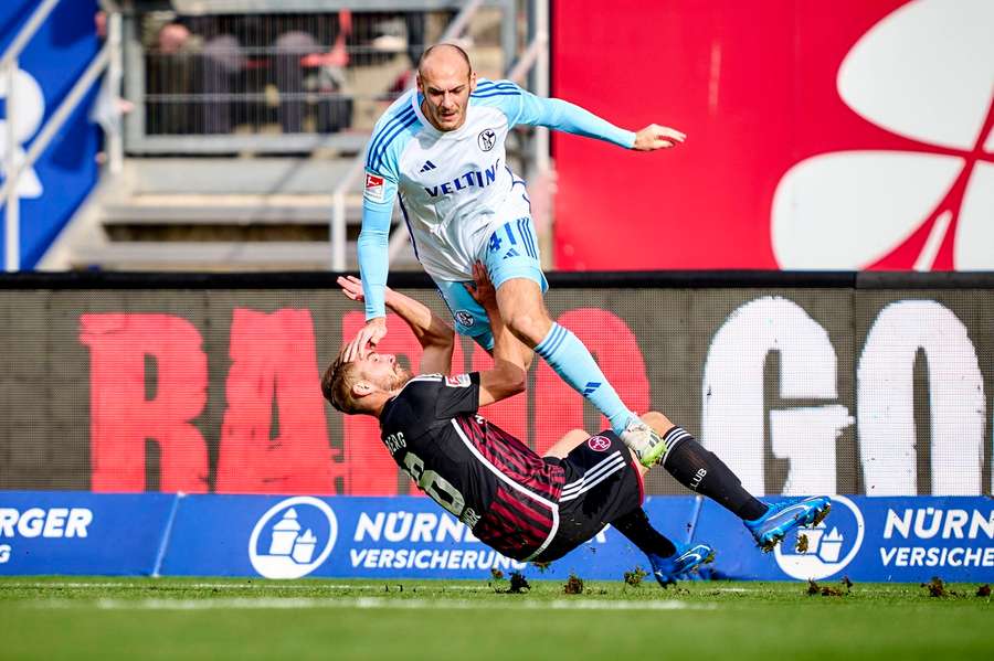 Schalke-Profi Henning Matriciani (o.) im Zweikampf mit Nürnbergs Lukas Schleimer (u.).