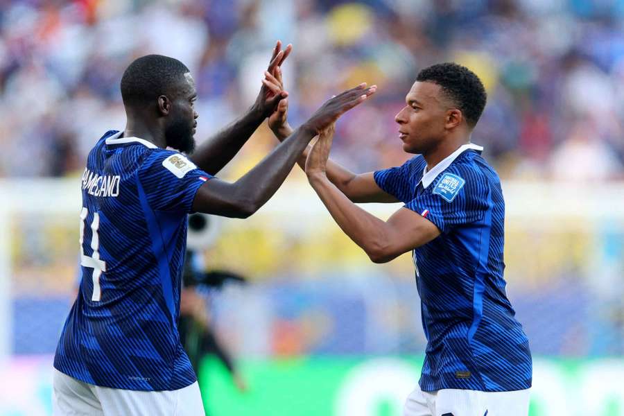 Mbappé (r.) adelte Upamecano (l.) als "einer der allerbesten Verteidiger der Welt" Mbappé (r.) adelte Upamecano (l.) als "einer der allerbesten Verteidiger der Welt"