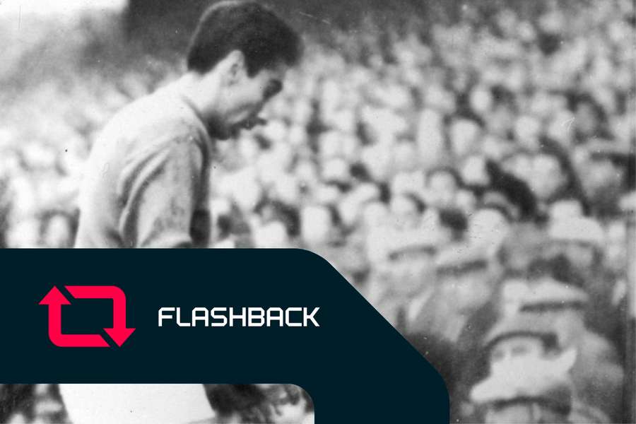 Alcide Ghiggia abandona o relvado desanimado depois de ter sido expulso