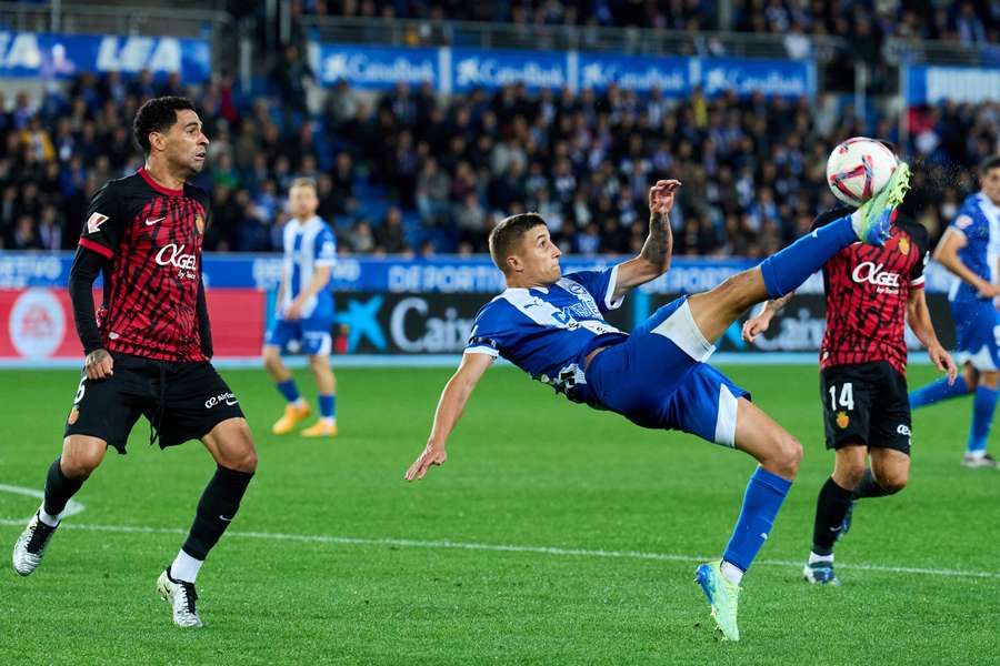 Nahuel Tenaglia of Alaves duels for the ball with Omar Mascarell of Mallorca