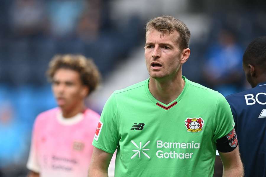 O capitão Hradecky deixa o Bayer