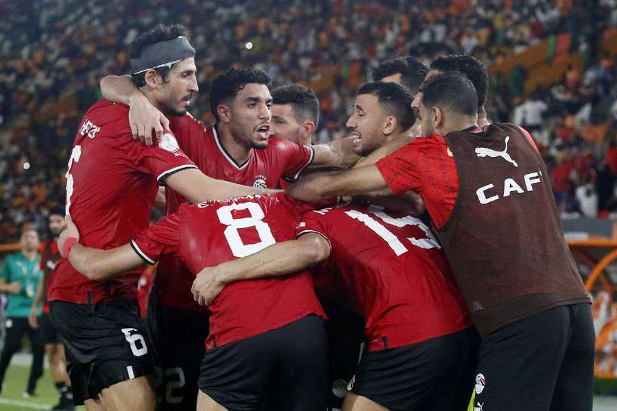 Mostafa Mohamed, do Egipto, celebra o segundo golo com os colegas de equipa