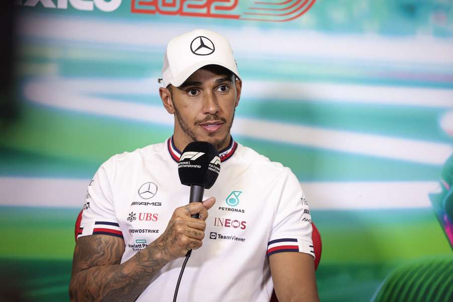 Lewis Hamilton indeamna la boicotarea retelelor sociale