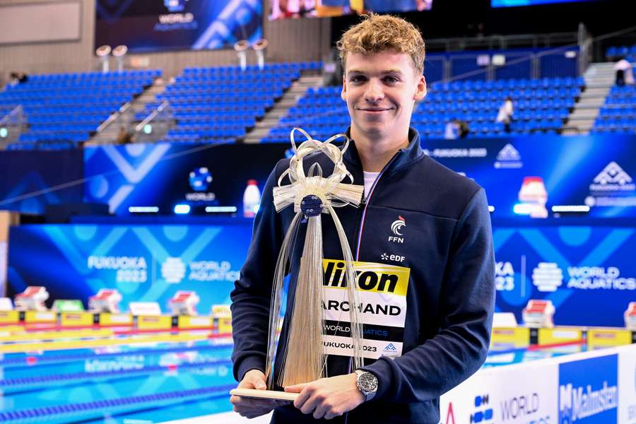 Léon Marchand et son trophée du meilleur nageur de ces Mondiaux.