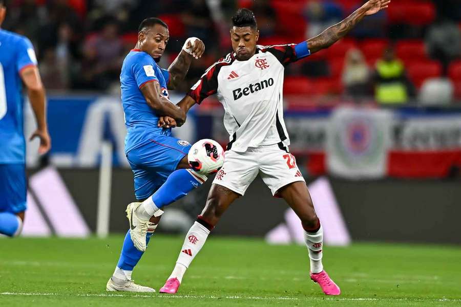Willer Ditta (Cruz Azul) perante Bruno Henrique (Flamengo) Willer Ditta (Cruz Azul) perante Bruno Henrique (Flamengo)