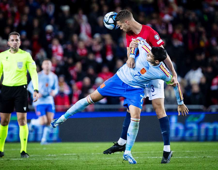 Morata batalló con la defensa rival.
