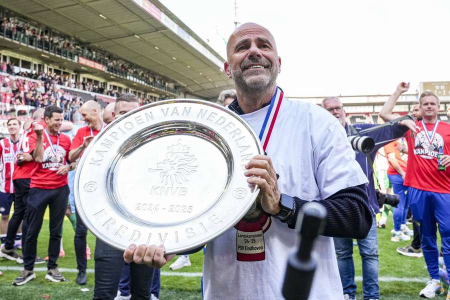 PSV manager Peter Bosz witht he Eredivisie trophy