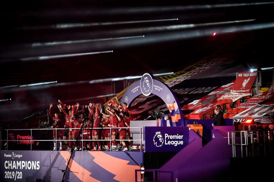 Jordan Henderson, del Liverpool, levanta el trofeo de la Premier League en un Anfield vacío el 22 de julio de 2020.