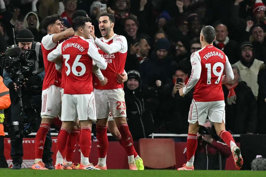 Los jugadores del Arsenal celebran un gol ante el Aston Villa