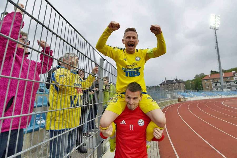 Pavlo Rudnytskyy (nahoře) se raduje se spoluhráčem a fanoušky z výhry Varnsdorfu.