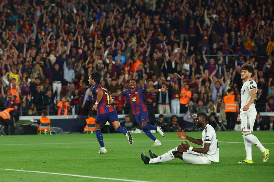 Barcelona zdolala Real Madrid a získala španielsky titul.