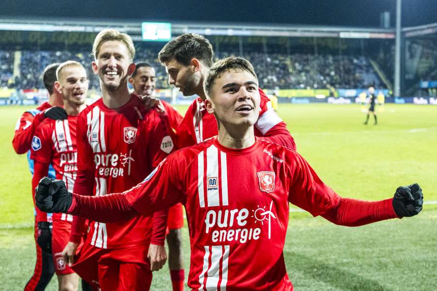 Manfred Ugalde viert de 2-0 van FC Twente in de uitwedstrijd tegen Fortuna Sittard