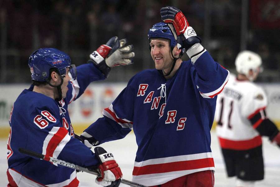 Marek Malík a jeho radost s gólu po boku Jaromíra Jágra.