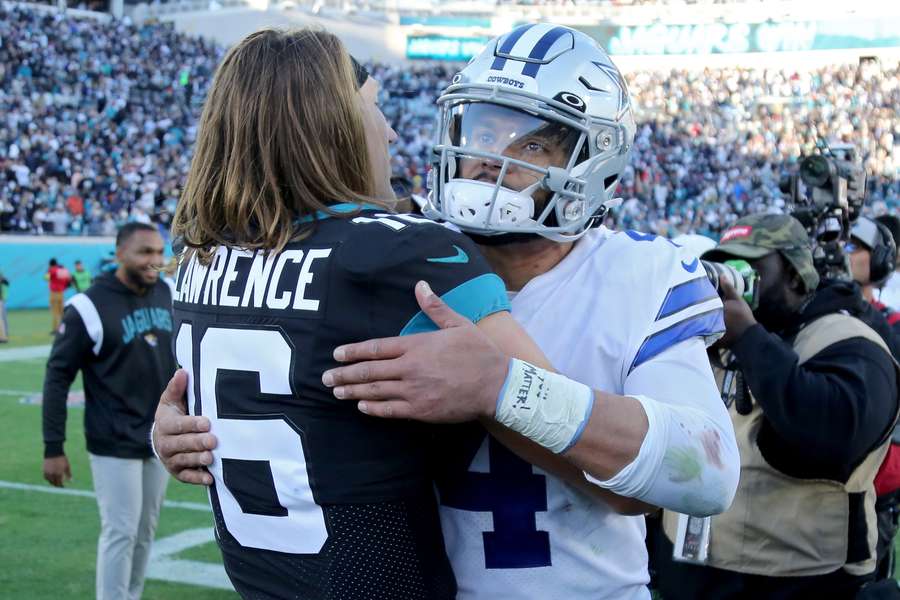 Faire Umarmung nach dem Spiel: Die Quarterbacks Dak Prescott (Dallas) und Trevor Lawrence (Jacksonville).