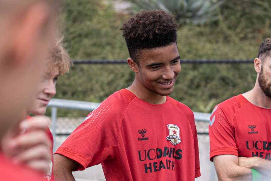 Da'vian Kimbrough, de 13 anos, no campo de treinamento do Sacramento Republic