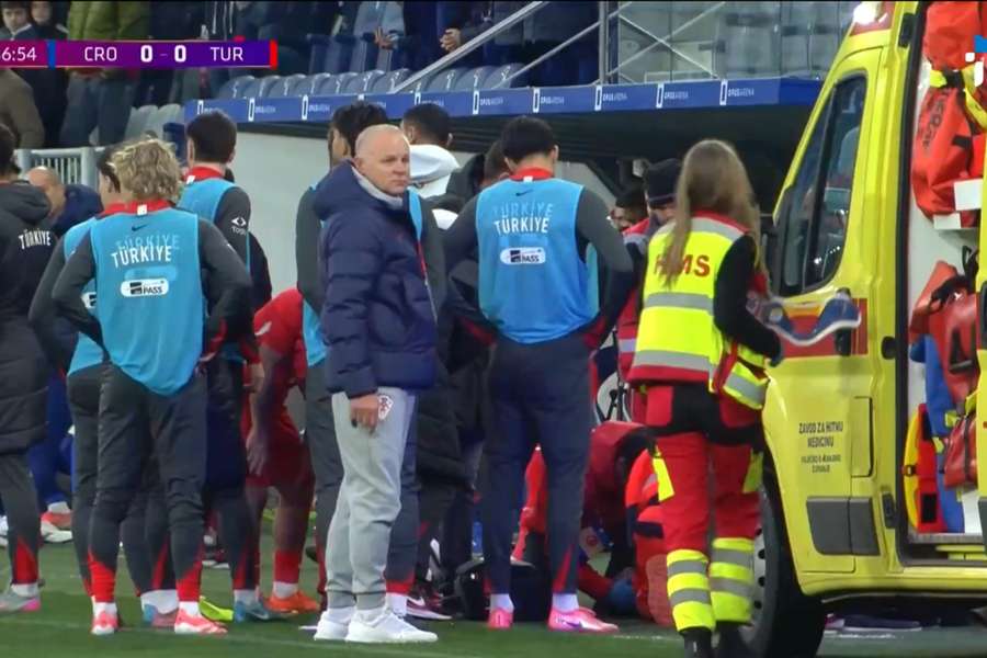 Meci abandonat după ce selecționerul Turciei U21 s-a prăbușit pe marginea terenului Meci abandonat după ce selecționerul Turciei U21 s-a prăbușit pe marginea terenului