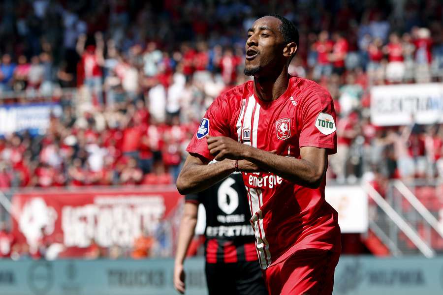 Joshua Brenet viert de 3-0 tijdens de halve finale van de play-offs voor Europees voetbal tussen FC Twente en SC Heerenveen