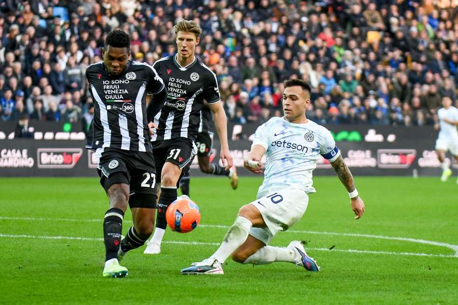 Inter se distanțează în fruntea Serie A după victoria de la Udine