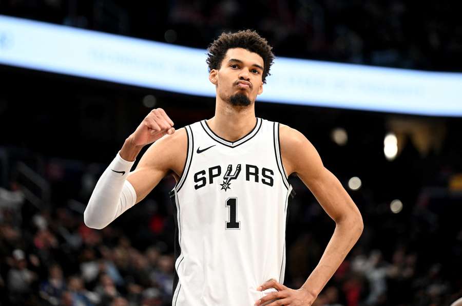 Victor Wembanyama é o maior jogador da NBA em 2025, com 2,24m de altura.