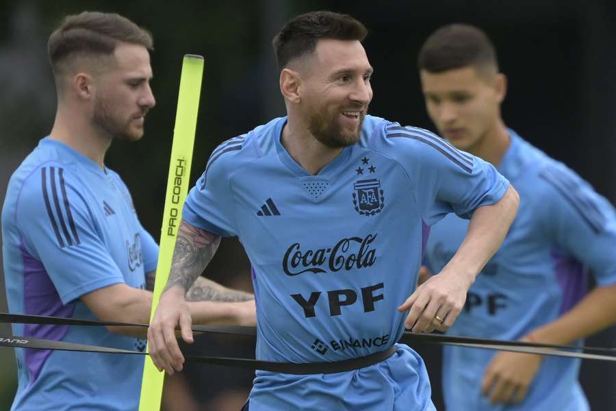 Een lachende Lionel Messi tijdens de training van Argentinië in voorbereiding op het oefenduel met Panama