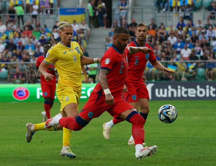 Kyle Walker empatou o jogo na Polônia