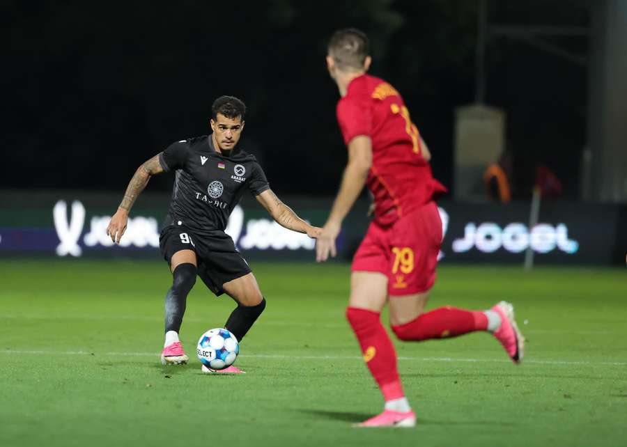 Carlos França em jogo pela Armenian Premier League Carlos França em jogo pela Armenian Premier League