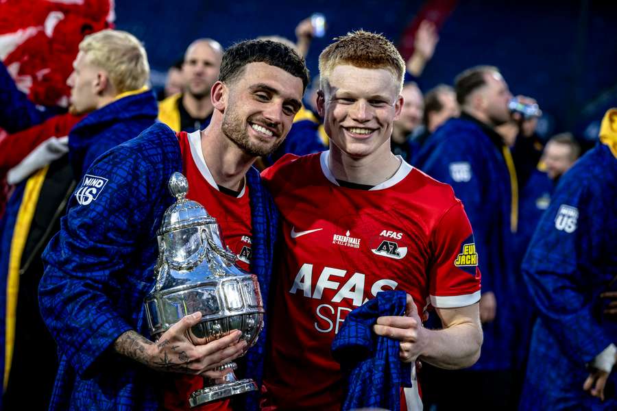 AZ's Troy Parrott (L) and Kees Smit with the KNVB Beker trophy