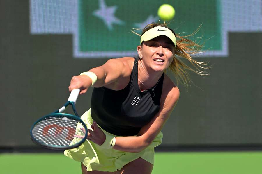 Badosa golpea la bola