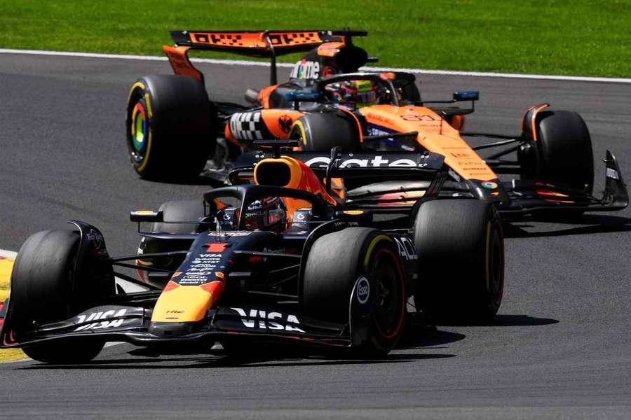 Max Verstappen i Oscar Piastri podczas sprintu w Belgii