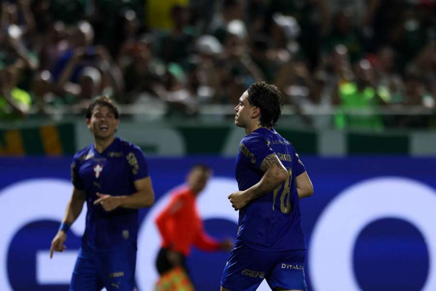 Mauricio comemora o primeiro gol do Palmeiras