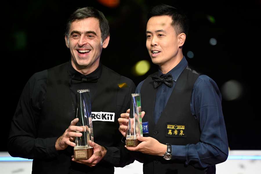 Ronnie O'Sullivan holds the trophy with runner-up Marco Fu of Hong Kong 