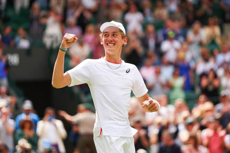 Henry Searle comemora após vencer a final