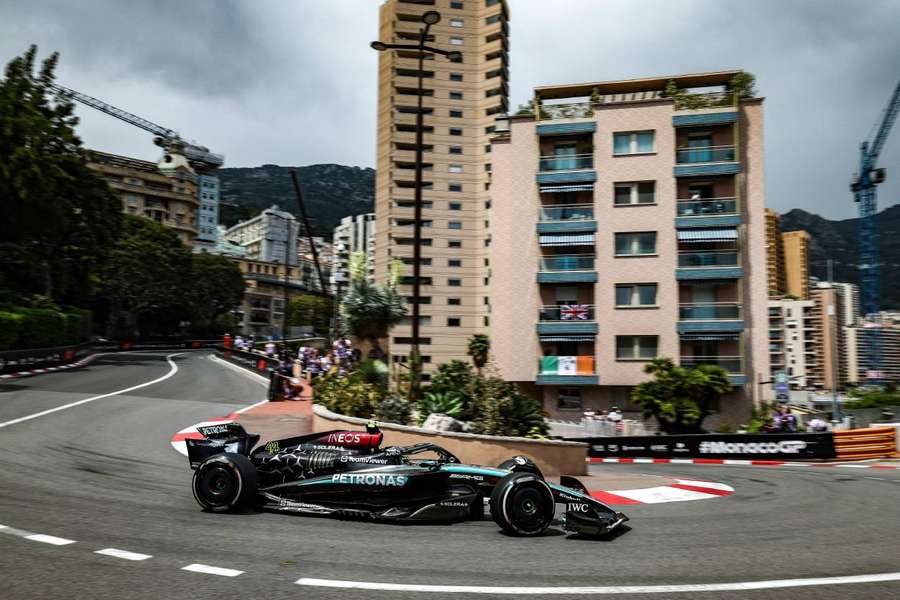 Lewis Hamilton ovládol prvý tréning na mestskom okruhu v Monte Carle.
