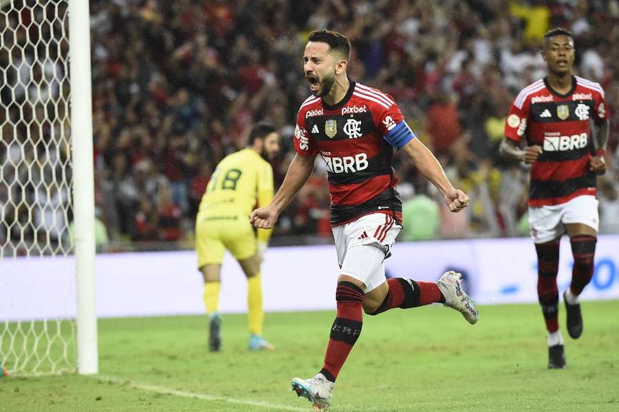 Everton Ribeiro celebra gol no Maracanã