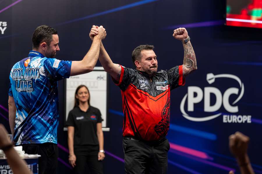 Humphries feiert Clayton, der in der Vorwoche in Basel triumphierte Humphries feiert Clayton, der in der Vorwoche in Basel triumphierte