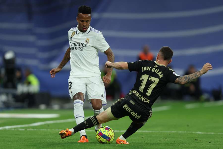 Javi Galán tenta travar Militão durante um jogo Real Madrid-Celta