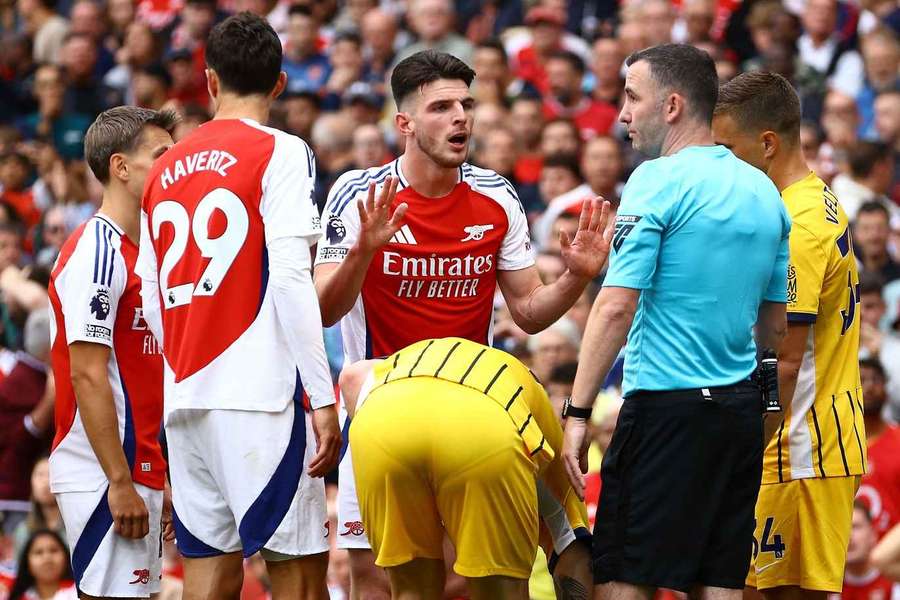 Chris Kavanagh mostrou o cartão vermelho a Declan Rice, do Arsenal, contra o Brighton