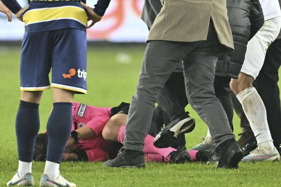 Turchia: gol al 97', il presidente dell'Ankaragucu entra in campo e mette ko l'arbitro - VIDEO