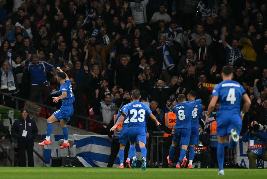 El equipo griego celebra el gol ante Inglaterra