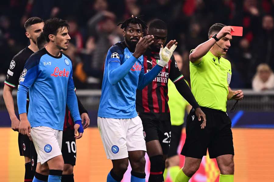 Romanian referee Istvan Kovacs gives a red card to Napoli's Cameroonian midfielder Andre Zambo Anguissa